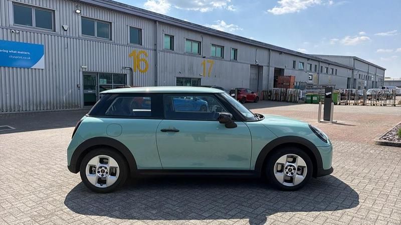 Usado Mini Cooper Hatch 113 kW (154 HP) 2025 Verde Citadino