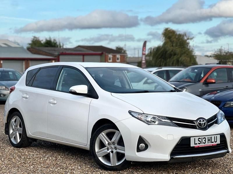 White Used 2013 Toyota Auris Sport Hatchback | £4,699 (Fair price) - Image 1/3
