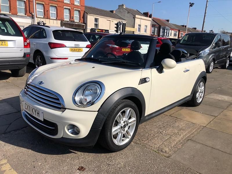 Begagnad Mini Cooper Cabriolet 2011 Vit Cab