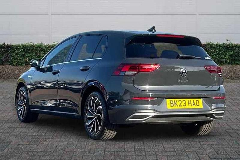 Second-hand VW Golf VIII Edition 150 CP (110 kW) 2023 Gri Hatchback