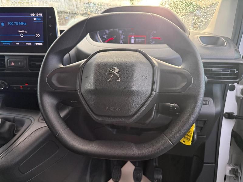 Used Peugeot Partner Premium 100 HP (73 kW) 2022 White MPV