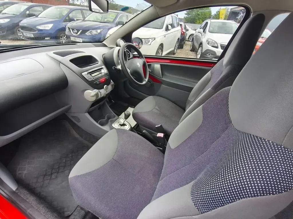 Begagnad Peugeot 107 68 HK (50 kW) 2007 Röd Halvkombi