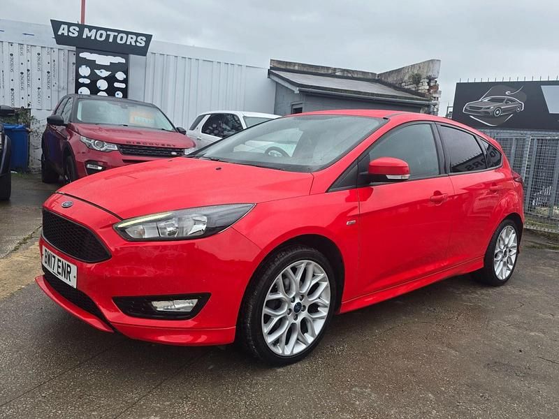 Used Ford Focus ST-Line 125 HP (91 kW) 2017 Red Hatchback
