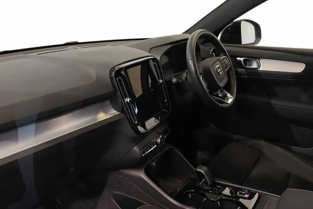 Used Volvo XC40 Plus 197 HP (144 kW) 2025 Black SUV
