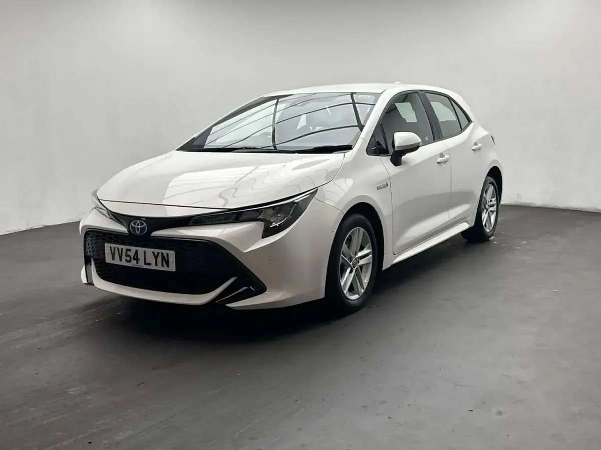 Used Toyota Corolla 122 HP (89 kW) 2020 White Hatchback
