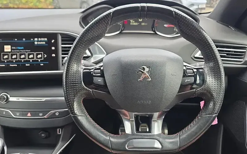 Used Peugeot 308 GT-line 131 HP (96 kW) 2018 White Hatchback