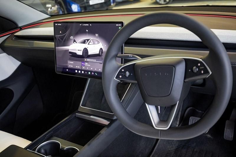 Used Tesla Model Y Long Range RWD 286 kW (389 HP) 2025 White SUV