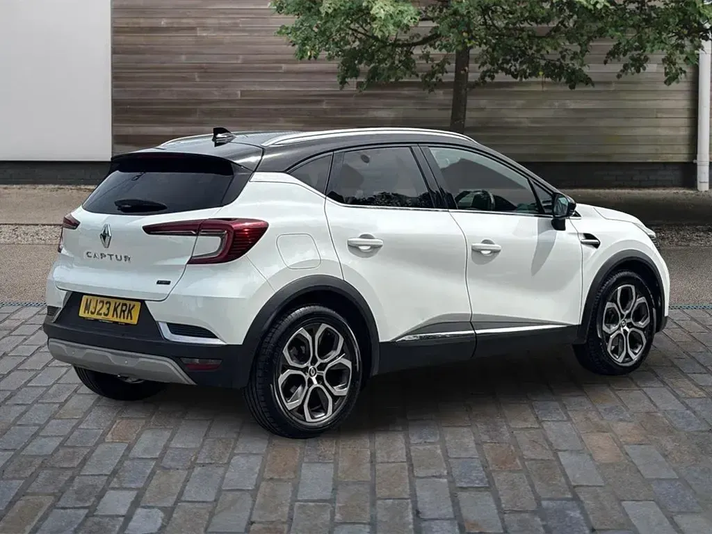 Used Renault Captur Techno 145 HP (106 kW) 2023 White/black SUV