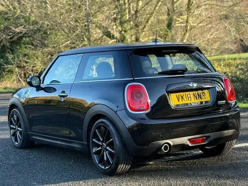 Usado Mini Cooper Hatch 136 CV (100 kW) 2018 Negro Utilitario