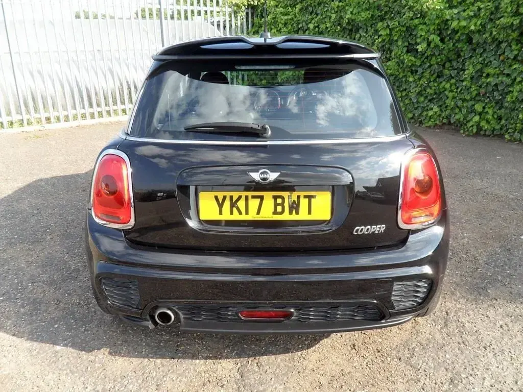 Usado Mini Cooper Hatch 136 CV (100 kW) 2017 Negro Utilitario