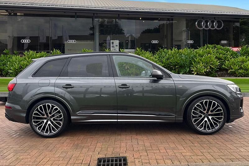 New Audi Q7 Comfort 2025 Grey SUV