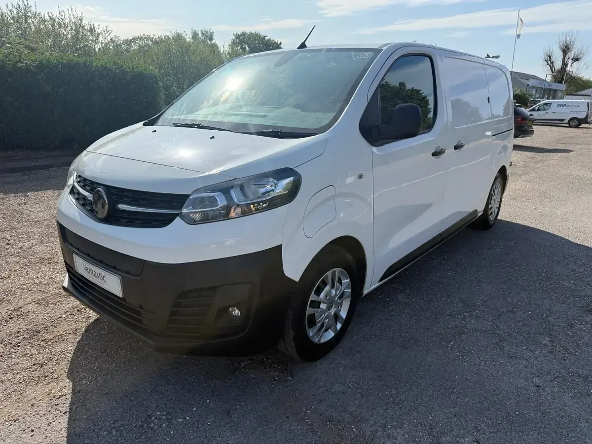 Used Vauxhall Vivaro 100 kW (136 HP) 2021 White MPV