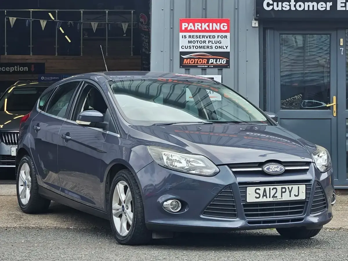 Usado Ford Focus Zetec 105 HP (77 kW) 2012 Cinzento Citadino