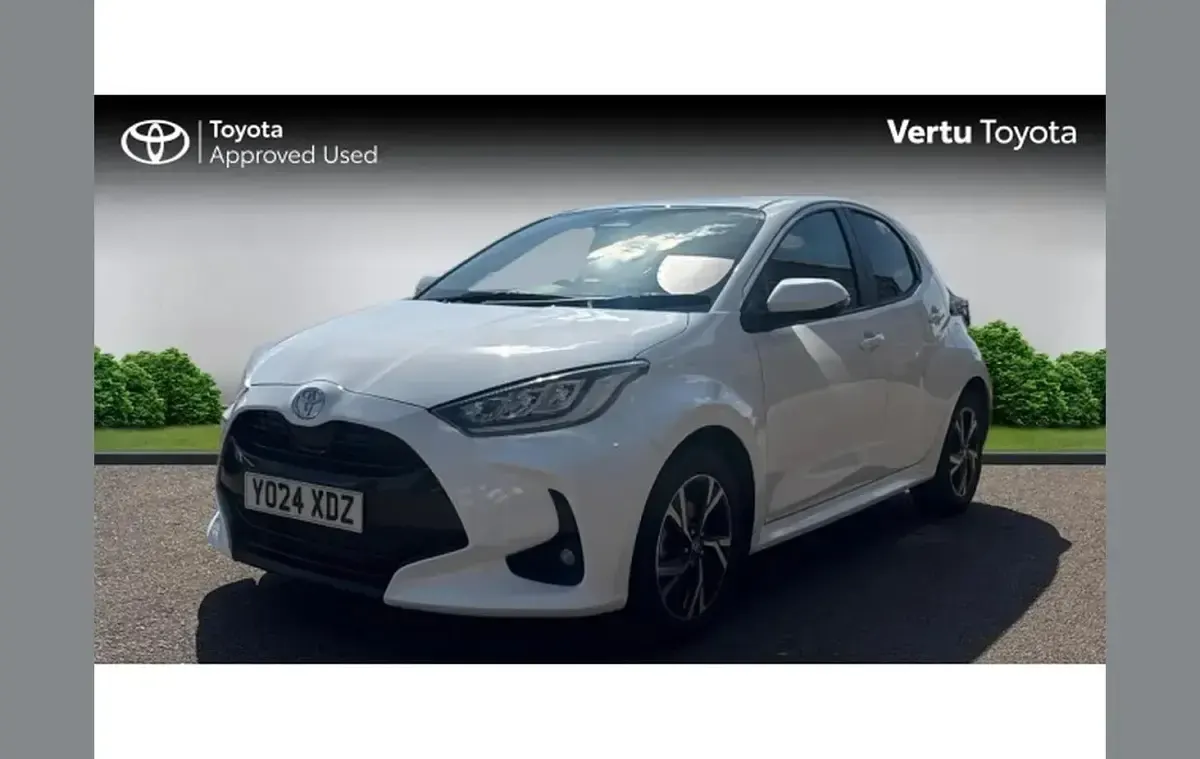 Used Toyota Yaris Design 116 HP (85 kW) 2024 White Hatchback