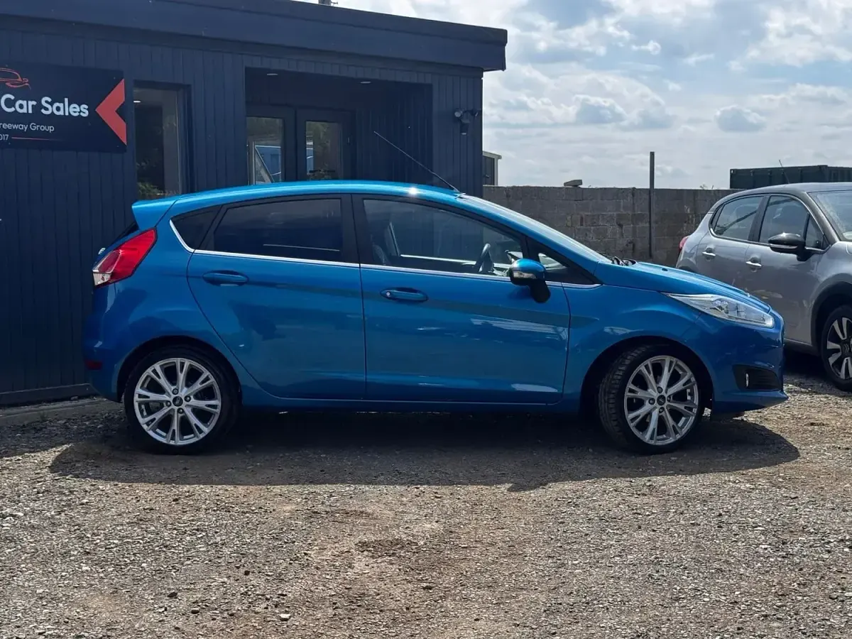 Used Ford Fiesta Titanium 100 HP (73 kW) 2014 Blue Hatchback