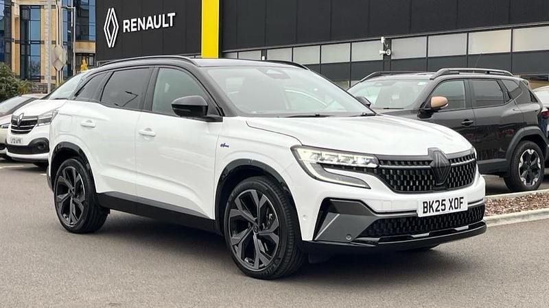 Twotone metallic arctic white with diamond black roof Used 2025 Renault Austral Iconic Esprit Alpine SUV | £27,833 (Fair price) - Image 1/1