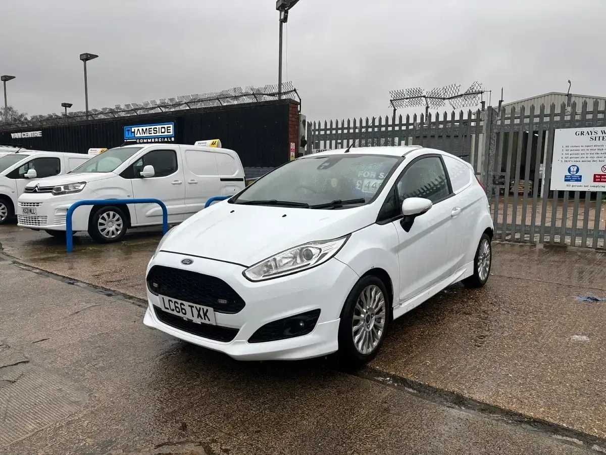 Used Ford Fiesta Sport 93 HP (68 kW) 2016 White Van