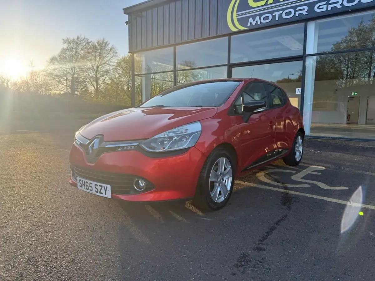 Used Renault Clio Dynamique 90 HP (66 kW) 2015 Red Hatchback