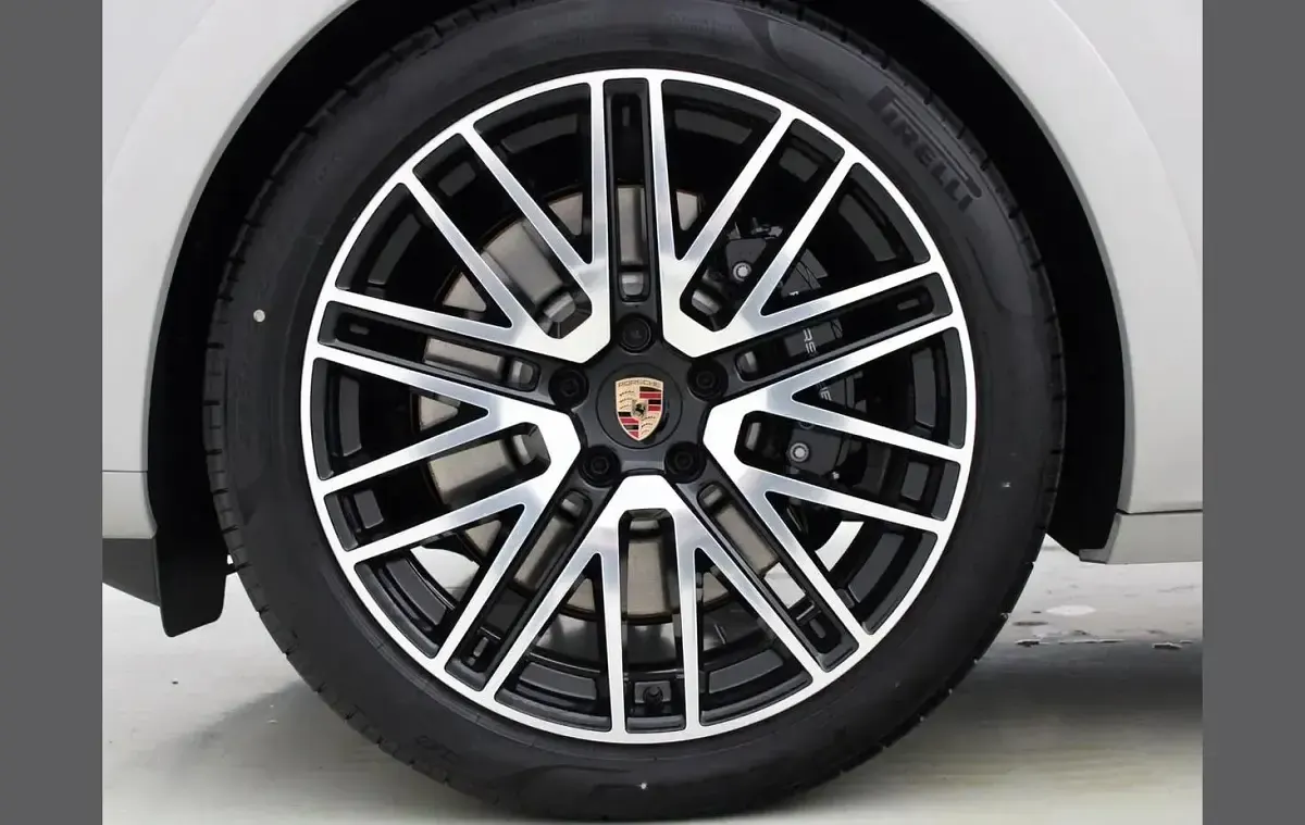 Used Porsche Cayenne 493 HP (362 kW) 2025 Grey SUV