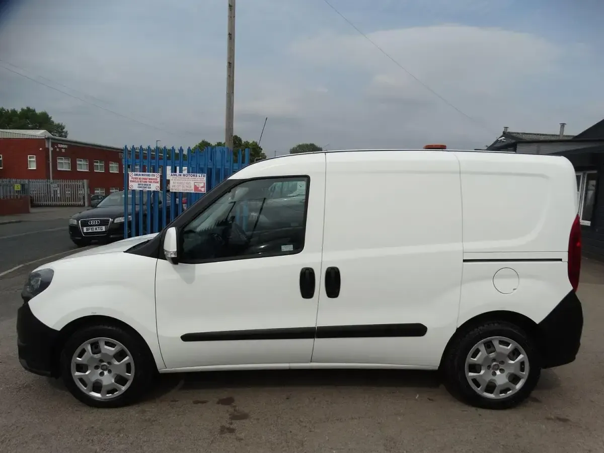 Used Fiat Doblò 95 HP (69 kW) 2018 White MPV