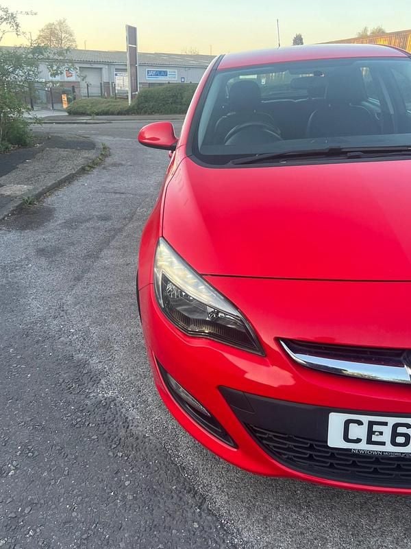 Second-hand Vauxhall Astra Excite 2014 Roșu Hatchback