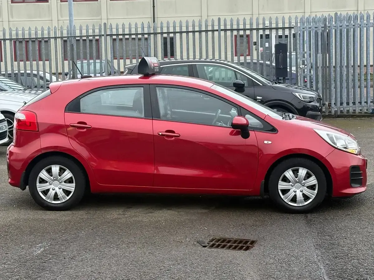 Used Kia Rio Air 84 HP (61 kW) 2015 Red Hatchback