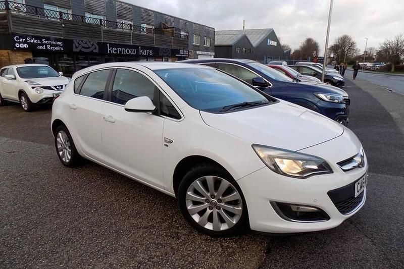Used Vauxhall Astra Elite 2015 White Hatchback