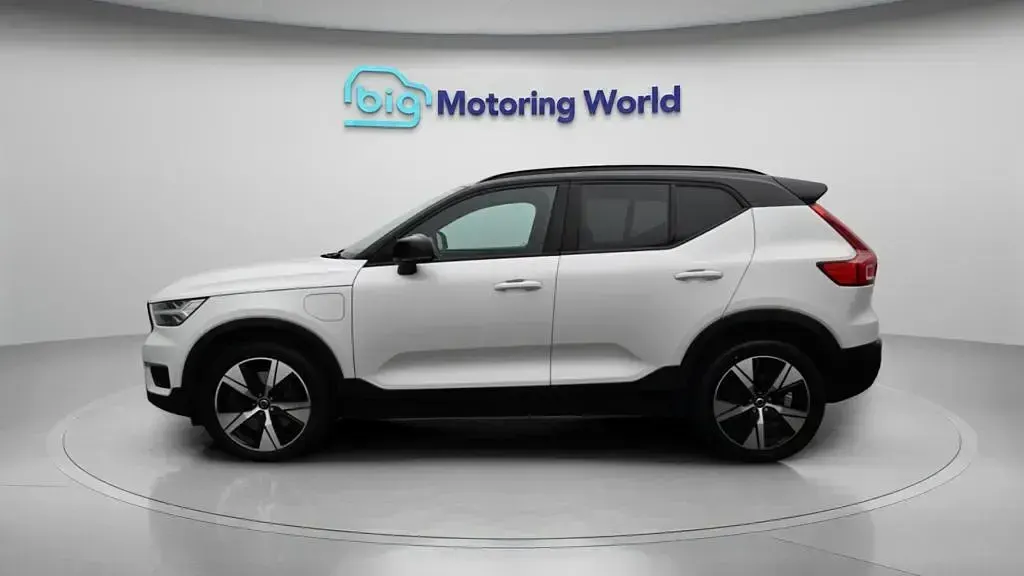 Used Volvo XC40 Plus 211 HP (155 kW) 2022 White SUV
