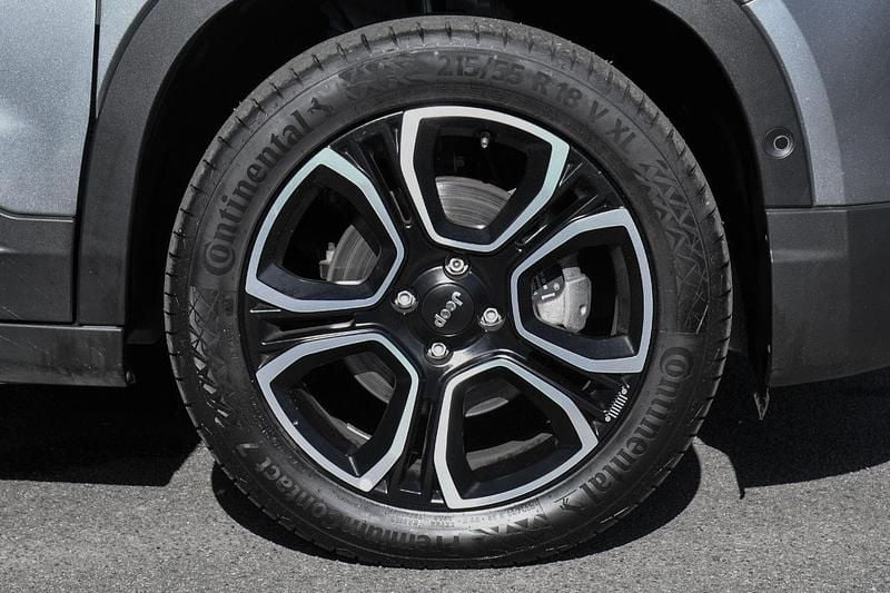 Begagnad Jeep Avenger EV Summit 113 kW (154 HK) 2024 Grå SUV