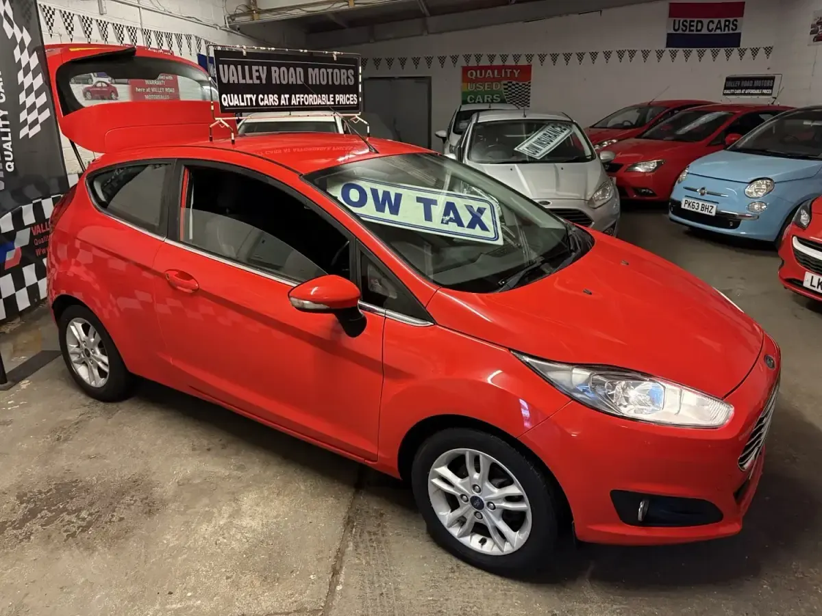 Usado Ford Fiesta Zetec 82 HP (60 kW) 2015 Vermelho Citadino