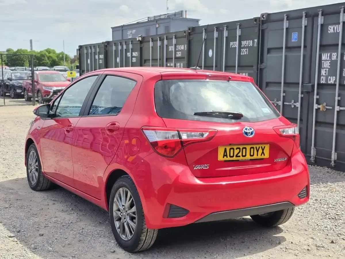 Used Toyota Yaris 100 HP (73 kW) 2020 Red Hatchback
