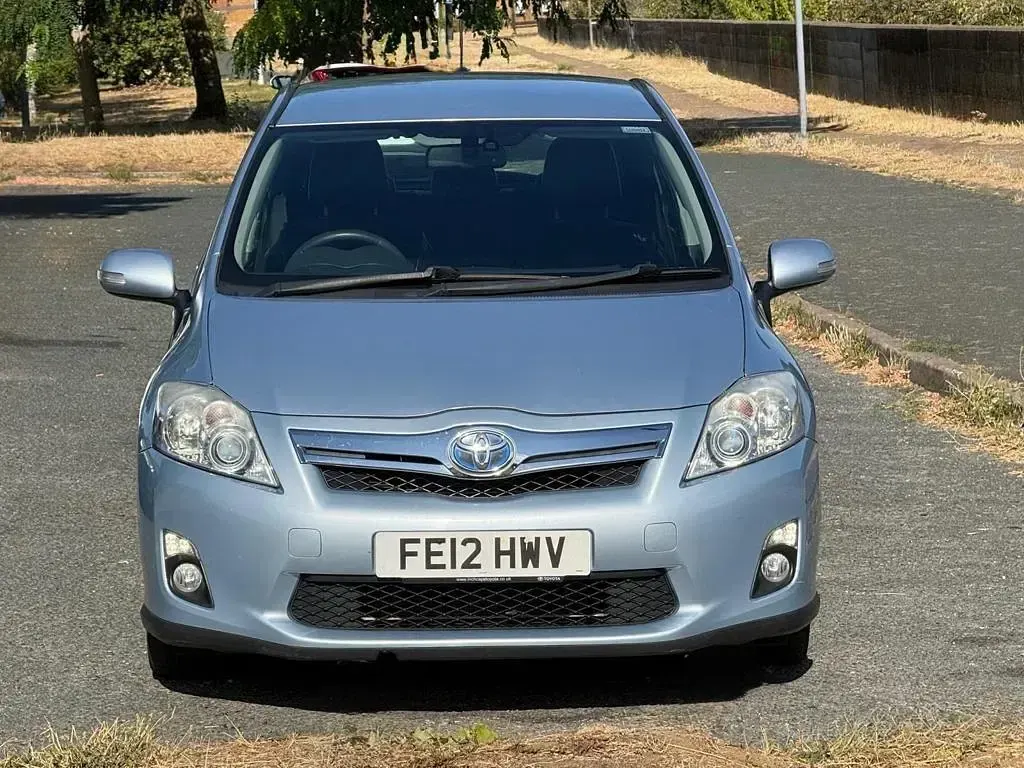 Used Toyota Auris Hybrid 136 HP (100 kW) 2012 Blue Hatchback