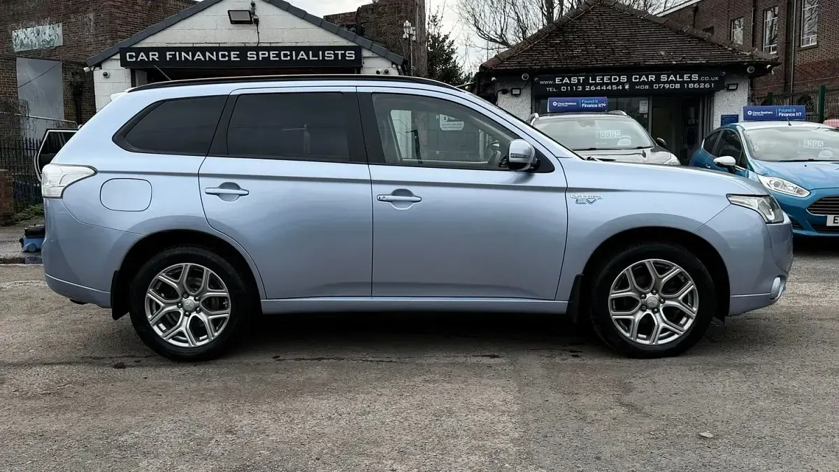 Begagnad Mitsubishi Outlander P-HEV 200 HK (147 kW) 2015 Blå Kombi