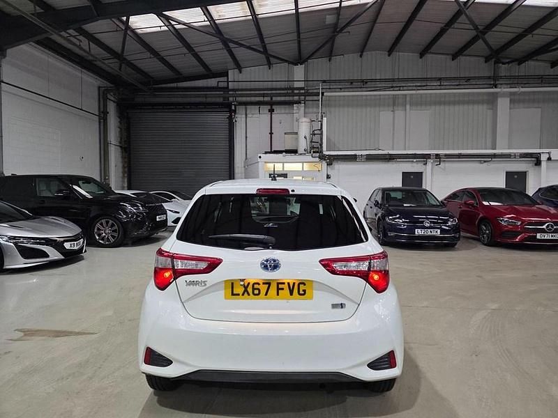 Used Toyota Yaris Hybrid 100 HP (73 kW) 2017 Hatchback
