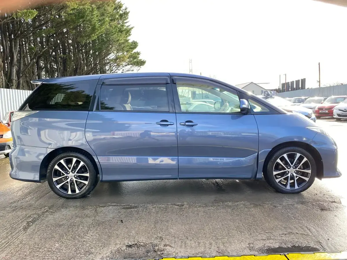 Used Toyota Estima 170 HP (125 kW) 2013 Blue MPV