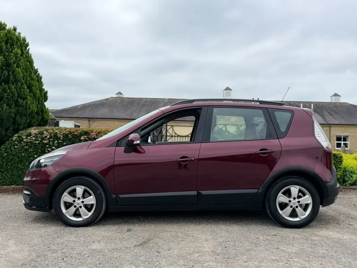 Used Renault Scénic III Dynamique 110 HP (80 kW) 2015 Red MPV