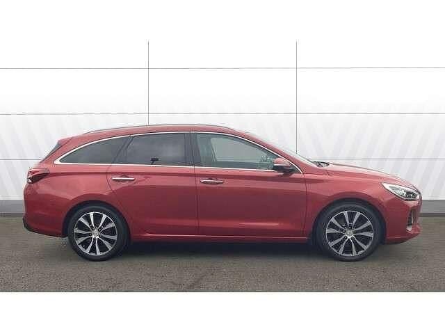 Used Hyundai i30 Premium 90 HP (66 kW) 2017 Red Estate