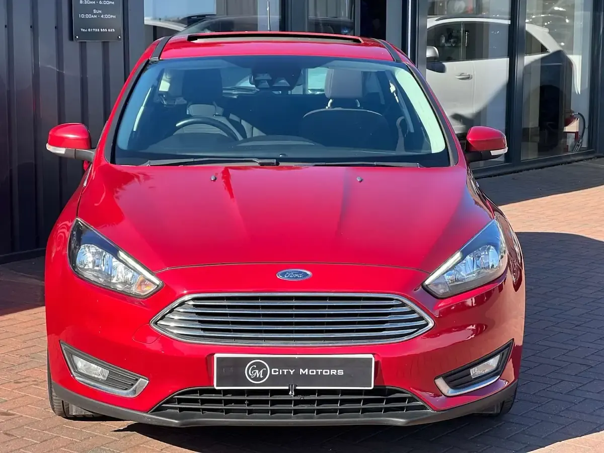 Used Ford Focus Titanium 120 HP (88 kW) 2017 Red Hatchback