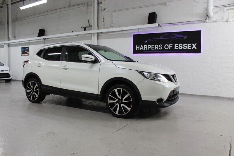 White Used 2015 Nissan Qashqai Tekna SUV | £4,495 (Super price) - Image 1/4