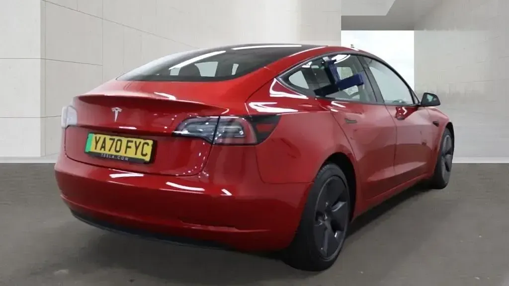 Używany Tesla Model 3 Standard Range Plus 180 kW (245 KM) 2020 Czerwony Sedan/Limuzyna