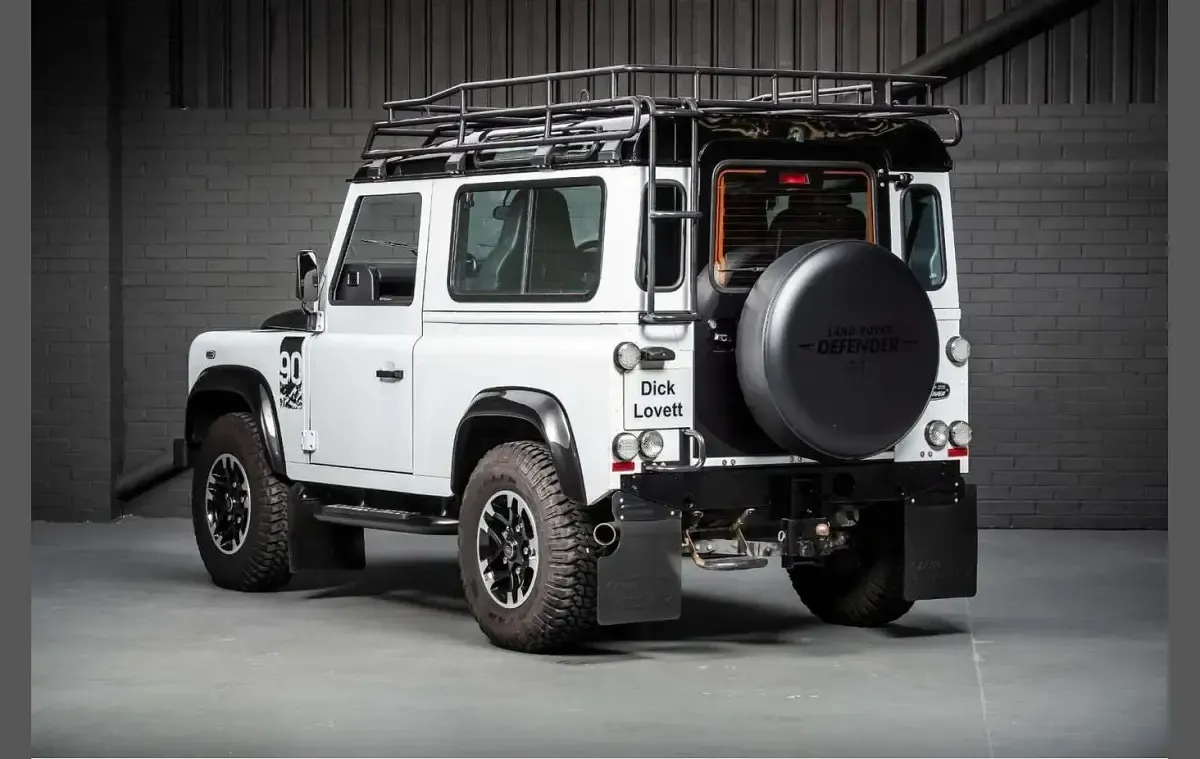 Used Land Rover Defender Adventure 120 HP (88 kW) 2016 White Estate