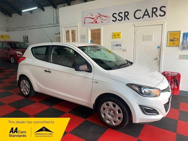 Used Hyundai i20 Classic 85 HP (62 kW) 2013 White Hatchback