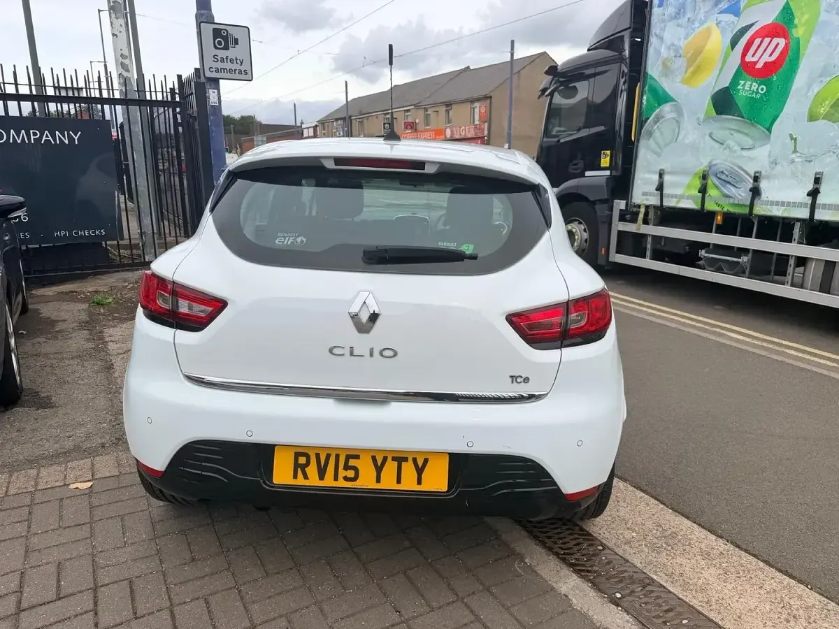Used Renault Clio Dynamique 90 HP (66 kW) 2015 White Hatchback