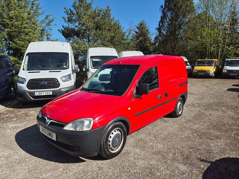Używany Vauxhall Combo 75 KM (55 kW) 2011 Czerwony Minivan