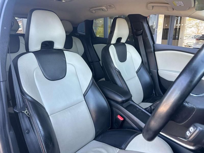 Begagnad Volvo V40 2013 Svart Halvkombi