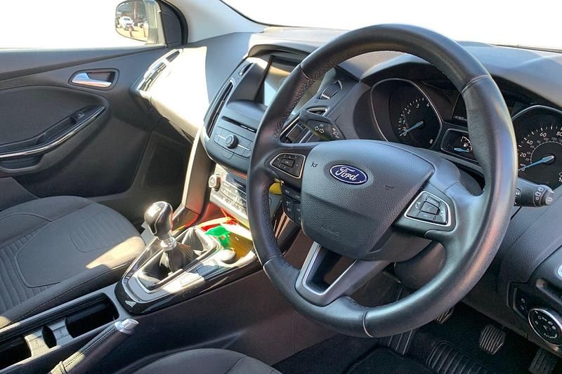 Used Ford Focus Titanium 125 HP (91 kW) 2017 Grey Hatchback