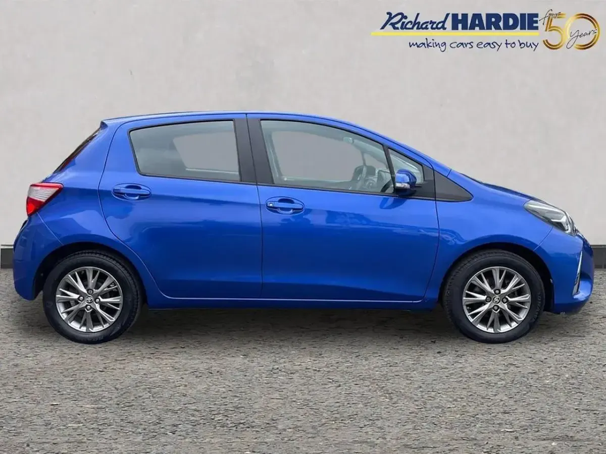 Used Toyota Yaris 68 HP (50 kW) 2017 Blue
