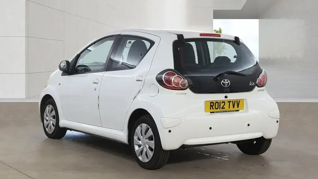 Used Toyota Aygo 67 HP (49 kW) 2012 White Hatchback