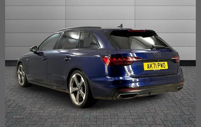 Second-hand Audi A4 Black Edition 200 CP (147 kW) 2022 Albastru Break