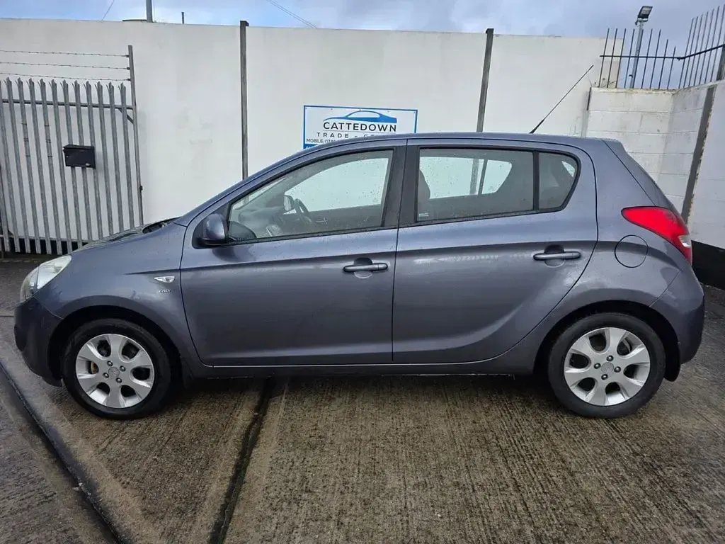 Used Hyundai i20 Comfort 74 HP (54 kW) 2010 Grey Hatchback